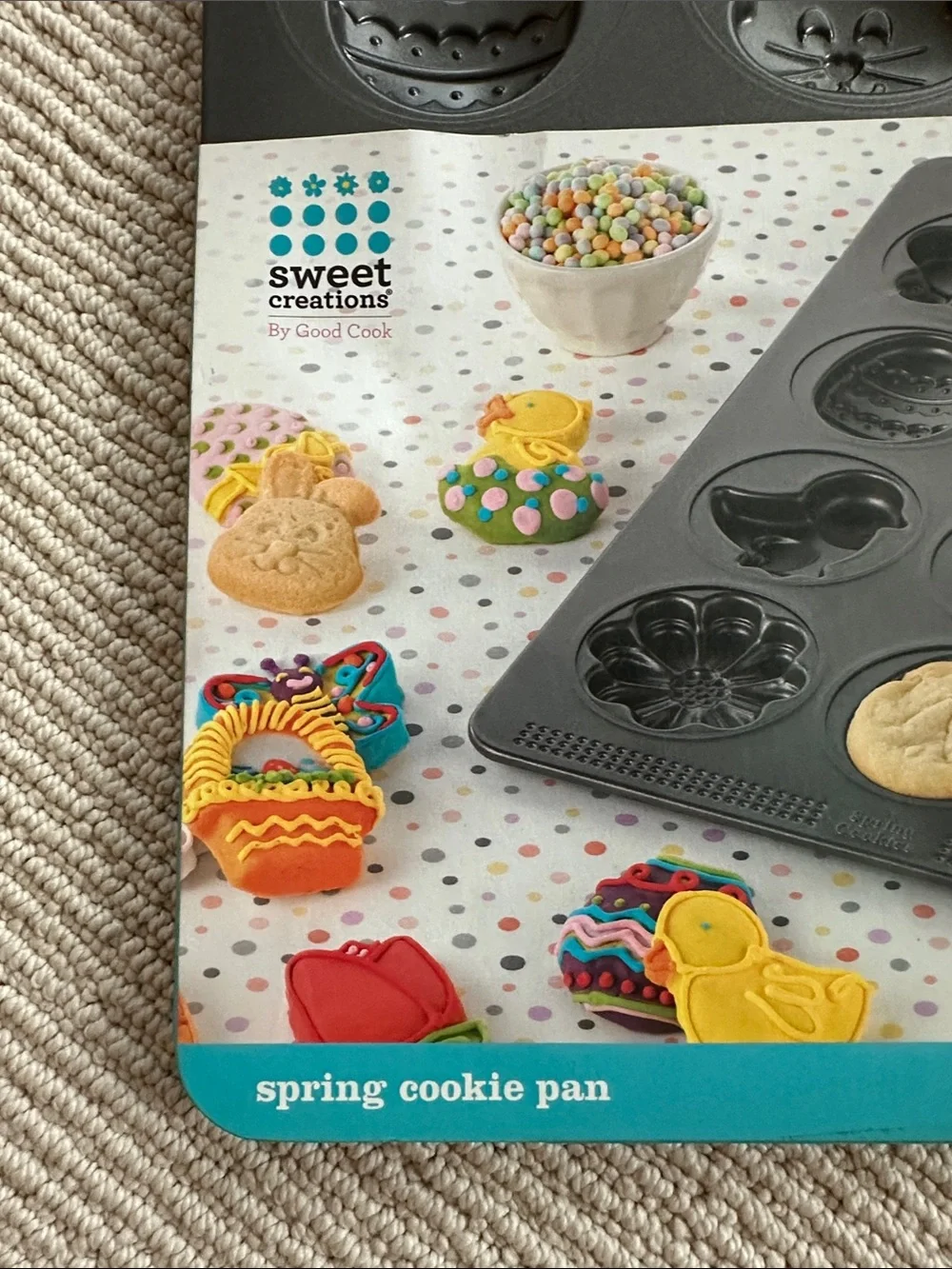 Nonstick Spring-Shaped Baking Pan in Black